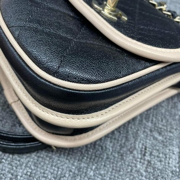 100% Authentic CHANEL Leather Shoulder Bag - Picture 8 of 15